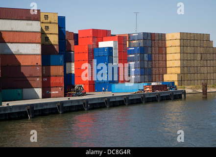 Conteneurs empilés Quai Port de Rotterdam, Pays-Bas Banque D'Images