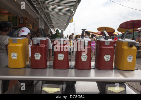 Le ketchup et la moutarde sur la façon de sortir de l'Original célèbre Hot-dogs à Coney Island, Brooklyn, New York. Banque D'Images