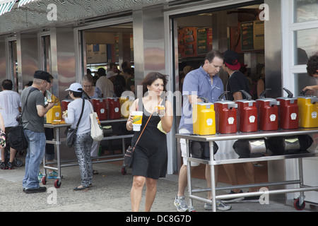 Le ketchup et la moutarde sur la façon de sortir de l'Original célèbre Hot-dogs à Coney Island, Brooklyn, New York. Banque D'Images