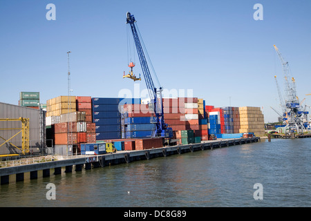 Conteneurs empilés Quai Port de Rotterdam, Pays-Bas Banque D'Images