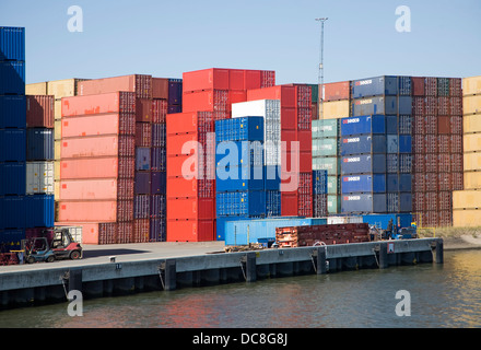 Conteneurs empilés Quai Port de Rotterdam, Pays-Bas Banque D'Images