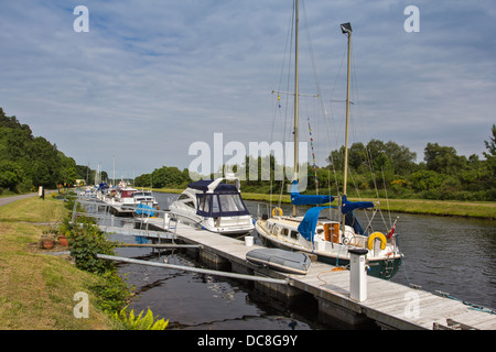 Bateaux amarrés à LOCHEND SUR LE CANAL CALÉDONIEN À VERS INVERNESS ECOSSE Banque D'Images