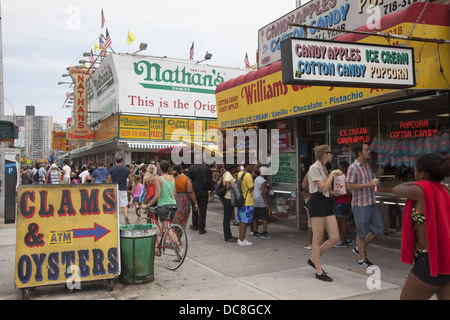 Surf Avenue à Coney Island près de célèbre Nathan qui est toujours bondé avec les amateurs de plage qui s'arrêtent souvent pour manger. Banque D'Images