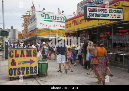 Surf Avenue à Coney Island près de célèbre Nathan qui est toujours bondé avec les amateurs de plage qui s'arrêtent souvent pour manger. Banque D'Images