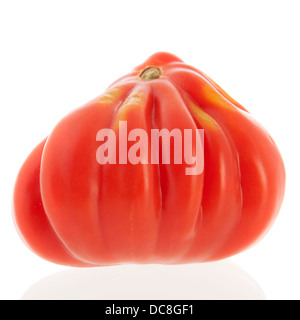 Tomate coeur de boeuf plus isolé sur fond blanc Banque D'Images