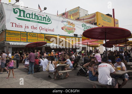 Nathan's, célèbre pour ses hot-dogs est toujours bondé à Coney Island, Brooklyn, New York. Banque D'Images