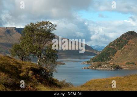 Loch Hourn depuis le sentier du littoral de la Baie d'Barrisdale, Knoydart, région des Highlands, Ecosse, Royaume-Uni. Skye Coullins dans la distance. Banque D'Images