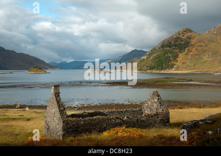 Cottage abandonné à Barrisdale Bay, Loch Hourn, Knoydart, région des Highlands, Ecosse, Royaume-Uni. Banque D'Images