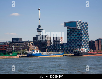 Voyage Meuse Port de Rotterdam Pays-Bas - barges transportant des cargaisons en vrac à travers le centre ville Banque D'Images