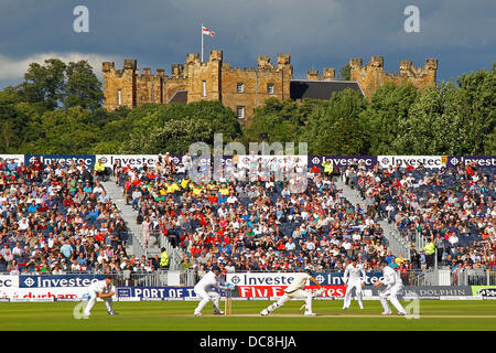 Chester Le Street, au Royaume-Uni. Août 12, 2013. Une vue générale de jouer avec Lumley Castle dans la distance au cours de la quatrième journée de l'Investec Cendres 4e test match à l'Emirates Stade Riverside, le 12 août 2013 à Londres, en Angleterre. Credit : Mitchell Gunn/ESPA/Alamy Live News Banque D'Images