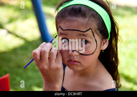 Aire face painting, Fairwarp Fairwarp, Fête du Village, Sussex, Angleterre Banque D'Images