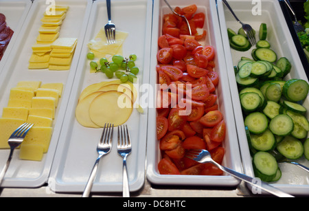 Les légumes et le fromage sur les plateaux dans le restaurant Banque D'Images