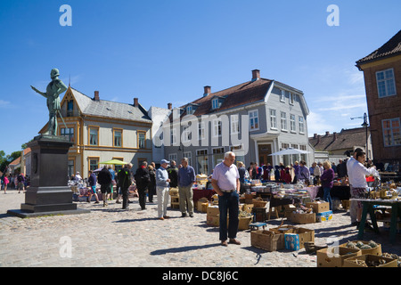 Gamlebyen Fredrikstad Ostfold Norvège Customers viewing cale au marché de la place centrale de Torvet historique vieille ville fortifiée Banque D'Images