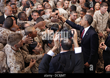 Le président américain Barack Obama salue des Marines américains au cours d'une visite au Marine Corps Base Camp Pendleton 7 août 2013 à Camp Pendleton, CA. Banque D'Images