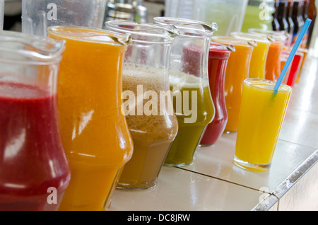 L'Equateur, Quito. Marché d'Otavalo. Bar à jus de fruits frais mixtes. Banque D'Images