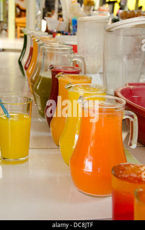 L'Equateur, Quito. Marché d'Otavalo. Bar à jus de fruits frais mixtes. Banque D'Images