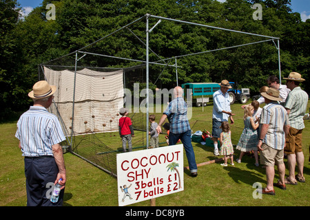 Coconut Shy, Withyham Fête du Village, Withyham, Sussex, Angleterre Banque D'Images