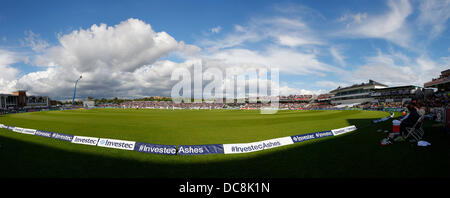 Chester Le Street, au Royaume-Uni. Août 12, 2013. Une vue générale du terrain et jouer cousues ensemble à partir de plusieurs photos au cours de la quatrième journée de l'Investec Cendres 4e test match à l'Emirates Stade Riverside, le 12 août 2013 à Londres, en Angleterre. Credit : Mitchell Gunn/ESPA/Alamy Live News Banque D'Images