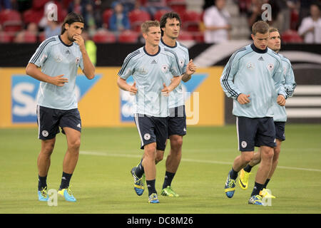 Mainz, Allemagne. Août 12, 2013. Les joueurs de soccer national allemand Sami Khedira (L-R), Lars Bender, Mats Hummels, Sven Bender et Marcel Schmelzer jog pendant la formation publique de l'équipe nationale de football allemande à la Coface Arena à Mainz, Allemagne, 12 août 2013. Photo : FREDRIK VON ERICHSEN/dpa/Alamy Live News Banque D'Images