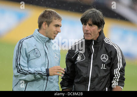 Mainz, Allemagne. Août 12, 2013. Entraîneur de soccer national allemand Joachim Loew (R) et player Philipp Lahm parler pendant la formation publique de l'équipe nationale de football allemande à la Coface Arena à Mainz, Allemagne, 12 août 2013. Photo : FREDRIK VON ERICHSEN/dpa/Alamy Live News Banque D'Images