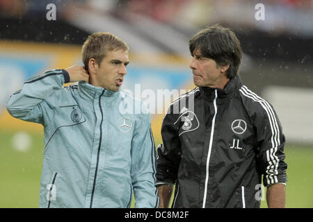 Mainz, Allemagne. Août 12, 2013. Entraîneur de soccer national allemand Joachim Loew (R) et player Philipp Lahm parler pendant la formation publique de l'équipe nationale de football allemande à la Coface Arena à Mainz, Allemagne, 12 août 2013. Photo : FREDRIK VON ERICHSEN/dpa/Alamy Live News Banque D'Images