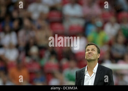 Mainz, Allemagne. Août 12, 2013. Manager de l'équipe nationale de football allemand Oliver Bierhoff regarde comme il commence à pleuvoir au cours de la formation publique de l'équipe nationale de football allemande à la Coface Arena à Mainz, Allemagne, 12 août 2013. Photo : FREDRIK VON ERICHSEN/dpa/Alamy Live News Banque D'Images