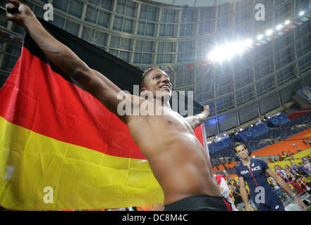 Moscou, Russie. Août 12, 2013. Raphael Holzdeppe l'Allemagne (L) célèbre à côté de Renaud Lavillenie de France après avoir remporté la la Perche hommes à la 14e es Championnats du monde d'athlétisme au stade Luzhniki de Moscou, Russie, 12 août 2013. Photo : Michael Kappeler/dpa/Alamy Live News Banque D'Images