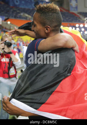 Moscou, Russie. Août 12, 2013. Raphael Holzdeppe l'Allemagne célèbre avec Renaud Lavillenie classé deuxième (caché) de France après avoir remporté la la Perche hommes à la 14e es Championnats du monde d'athlétisme au stade Luzhniki de Moscou, Russie, 12 août 2013. Photo : Michael Kappeler/dpa/Alamy Live News Banque D'Images