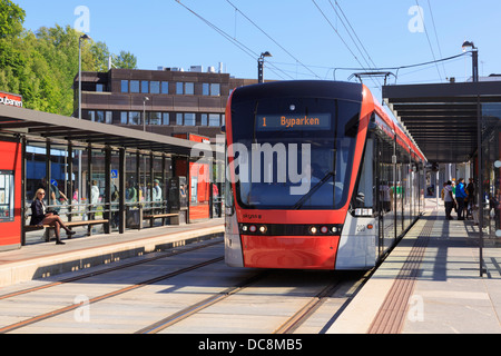 Nouveau Bergen Light Rail Tram en station. Nesttun, Bergen, Hordaland, Norvège, Scandinavie Banque D'Images