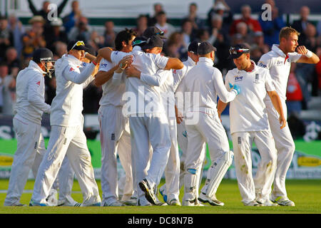 Chester Le Street, au Royaume-Uni. Août 12, 2013. Angleterre célébrer les joueurs gagner le match et gagner les cendres pendant quatre jours de l'Investec Cendres 4e test match à l'Emirates Stade Riverside, le 12 août 2013 à Londres, en Angleterre. Credit : Mitchell Gunn/ESPA/Alamy Live News Banque D'Images