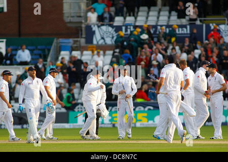 Chester Le Street, au Royaume-Uni. Août 12, 2013. Angleterre célébrer les joueurs gagner le match et gagner les cendres pendant quatre jours de l'Investec Cendres 4e test match à l'Emirates Stade Riverside, le 12 août 2013 à Londres, en Angleterre. Credit : Mitchell Gunn/ESPA/Alamy Live News Banque D'Images