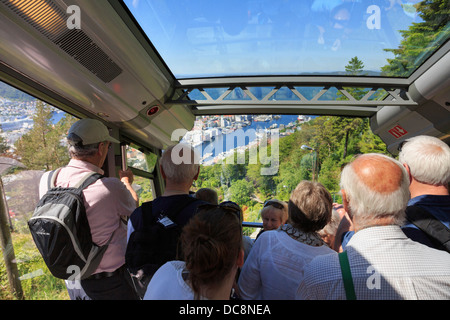 Les touristes à cheval sur le funiculaire de Floibanen au mont Floyen dans Bergen, Hordaland, Norvège, Scandinavie Banque D'Images