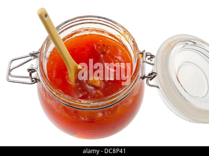 Confiture d'abricot avec des graines dans un bocal en verre isolé sur fond blanc Banque D'Images