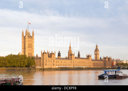 Les chambres du parlement baigné de lumière tôt le matin, Londres, Angleterre Banque D'Images