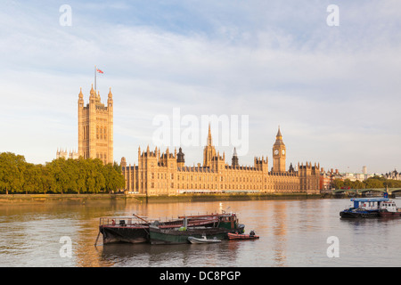 Les chambres du parlement baigné de lumière tôt le matin, Londres, Angleterre Banque D'Images