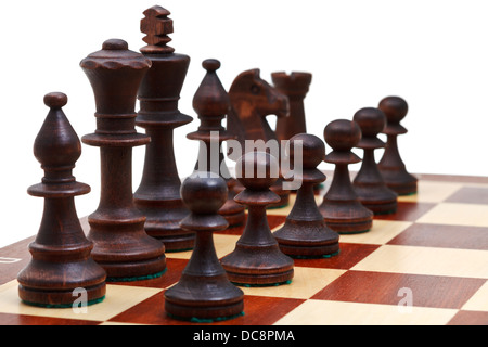Pièces d'échecs noir placé sur l'échiquier, Close up Banque D'Images