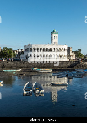 Vieux Port et mosquée de Moroni sur l'île de Grande Comore, un petit pays insulaire situé juste au nord-ouest de Madagascar. Banque D'Images