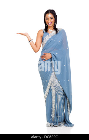 Cheerful woman wearing sari présentation isolated on white Banque D'Images