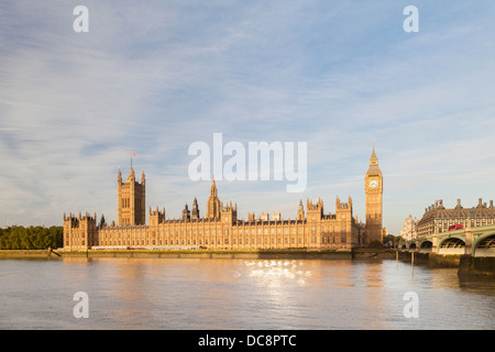 Les chambres du parlement baigné de lumière tôt le matin, Londres, Angleterre Banque D'Images