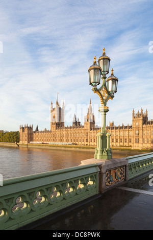 Les chambres du parlement et de Westminster Bridge baigné de lumière tôt le matin, Londres, Angleterre Banque D'Images