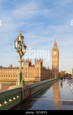 Les chambres du parlement et de Westminster Bridge baigné de lumière tôt le matin, Londres, Angleterre Banque D'Images