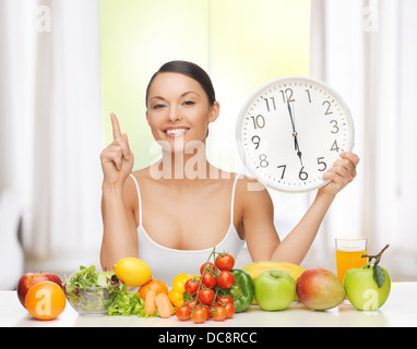 Femme avec des fruits, des légumes et de l'horloge Banque D'Images