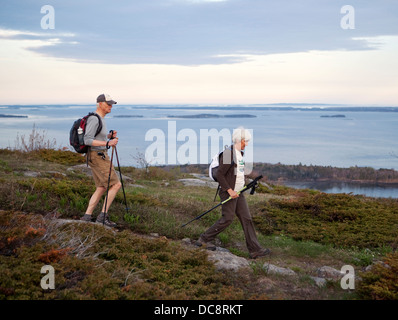 Un couple de retraités bénéficie d''une randonnée sur la côte du Maine sur. Banque D'Images