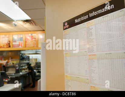 L'affichage d'information sur la nutrition à un fast-food, NJ, USA Banque D'Images