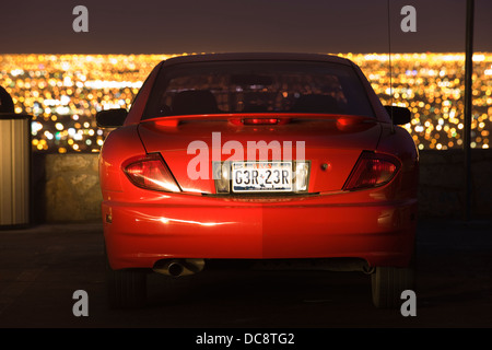 Voiture rouge garée à RIM DONNENT SUR LA ROUTE EL PASO TEXAS USA TAG DE LA PLAQUE D'IMMATRICULATION MODIFIÉE Banque D'Images