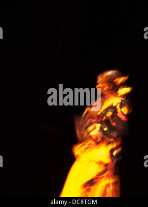 PERFORMANCE danseuse de flamenco espagnol femelle Banque D'Images