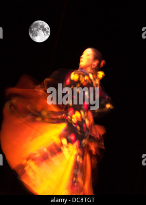 PERFORMANCE danseuse de flamenco espagnol femelle Banque D'Images