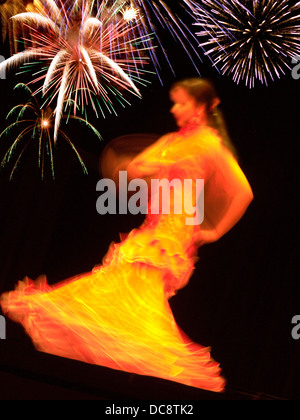 PERFORMANCE danseuse de flamenco espagnol femelle Banque D'Images