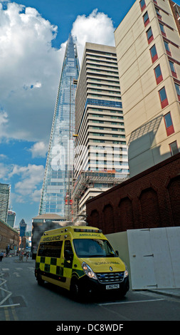 Une ambulance de Londres dans une rue près de l'hôpital les gars et une vue sur le bâtiment d'échardes Southwark London England UK KATHY DEWITT Banque D'Images