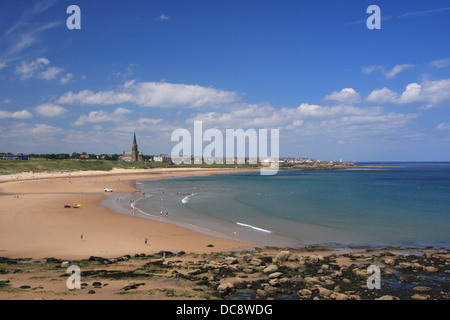 Tynemouth Long Sands à marée basse montrant les rochers et la plage, à Tynemouth, Northumberland, Angleterre. Banque D'Images